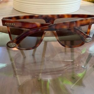 Gucci square top, round bottom sunglasses with velvet case